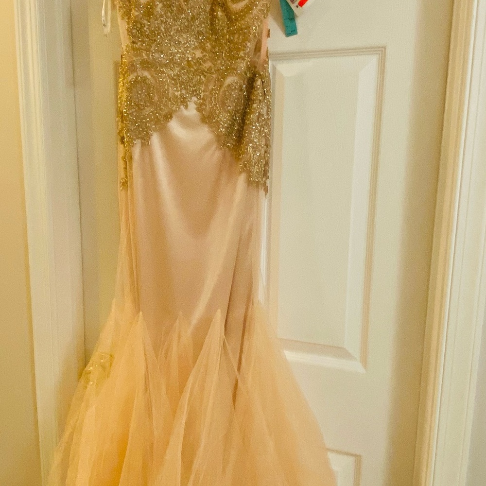 Gown SIZE 8 - Picture 3 of 4